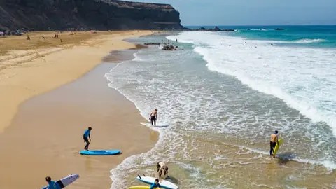 Escuela de surf en la Playa del Águila, en El Cotillo (Imagen turística de Islas Canarias).