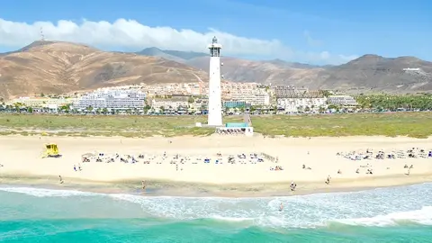 Playa de Solana Matorral de Morro Jable con el Saldar de Jandía al fondo  (Imagen turística de Islas Canarias).