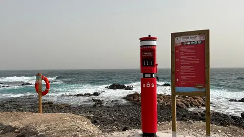 Totems de rescate acuático en playas de Puerto del Rosario.