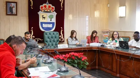 Mesa de Negociación de La Oliva, con la presencia de los sindicatos y el grupo de gobierno.