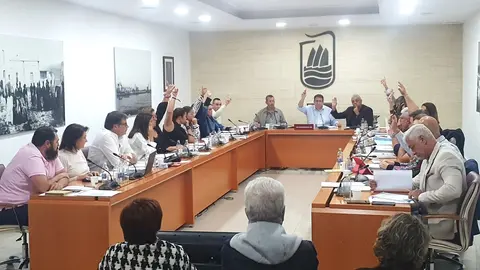 CC, PSOE y dos concejales de Fuerteventura Avanza y Vox votando a favor del Presupuestos de Puerto del Rosario de 2025.