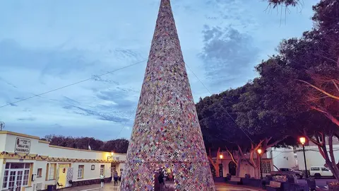 Así luce en Pájara el árbol de Navidad de croché.