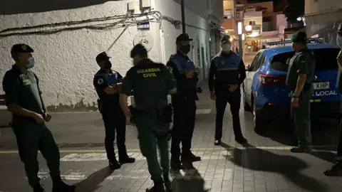 Guardia Civil y Policía Local en Corralejo (Imagen de archivo difundida por la Comandancia de Las Palmas).