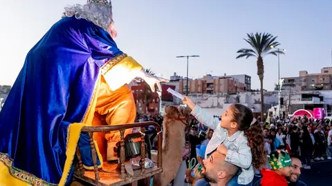 Melchor recoge una carta en la cabalgata de Reyes Magos de Puerto del Rosario.