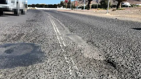 Estado del asfalto entre el Centro de Salud y el CEIP Gran Tarajal.