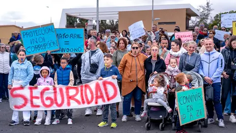 Concentración por la inseguridad en El Matorral.  (Imagen de Arnán Martel)