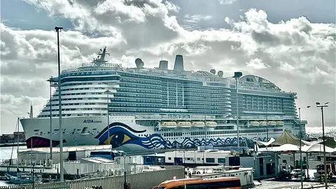Crucero en el muelle de la capital (Imagen de Turism de Puerto del Rosario).