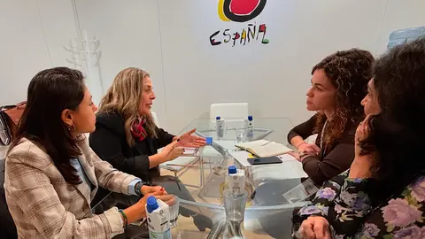Reunión de la consejera y la senadora en la zona de Turespaña de FITUR.
