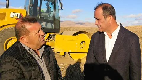 Alcalde y consejero visitan las mejoras de caminos y limpieza de barrancos ejecutada por la consejería de Infraestruras (1)