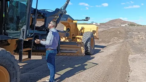 Arreglo de caminos en Tuineje.