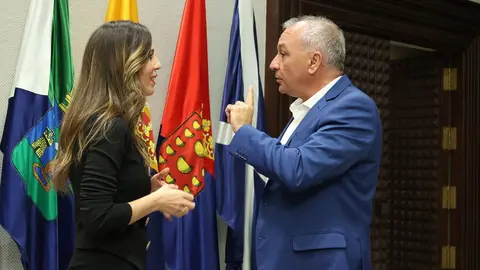 Jéssica De León y Luis Campos, el día del registro de la Ley de Vivienda Turística, e´6 de febrero de 2025.
