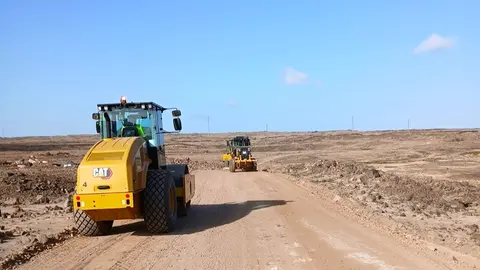 El tren de recebe del Cabildo, trabajando entre Corralejo y El Cotillo.