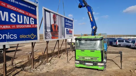 Rretirada de grandes vallas publicitarias en Corralejo.