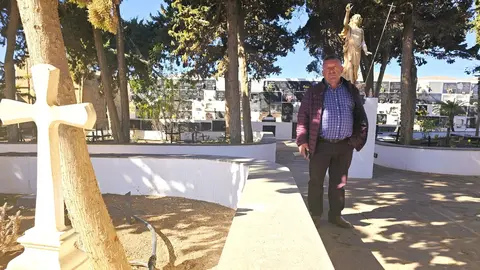 Antigua restaura su Cementerio tras los actos vandálicos.