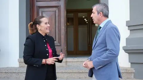 Lola García y Manuel Domínguez, en la visita de este al Cabildo.