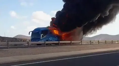 Incendio de una guagua en Corralejo, en una imagen difundida por testigos.