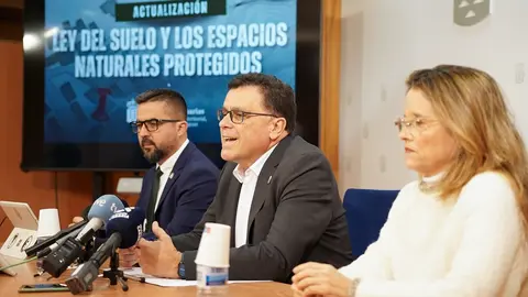 Manuel Miranda (centro) en rueda de prensa sobre la actualización de Ley del Suelo.