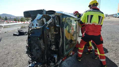 Bomberos se forman en accidentes de tráfico.