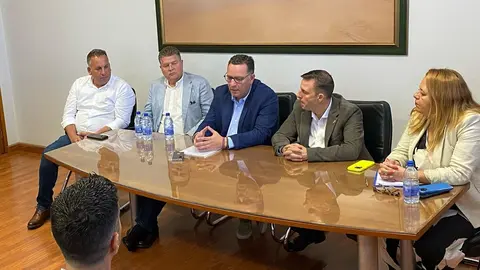 Poli Suárez, reunido con el Ayuntamiento de Pájara y la comunidad educativa (1)