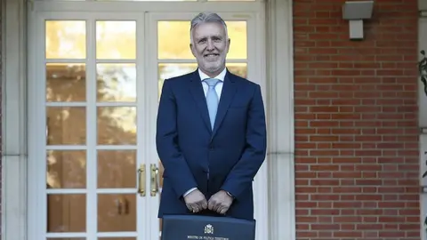 Ángel Víctor Torres, con su cartera de ministro.