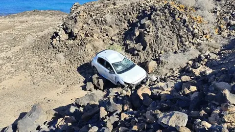 Vehículo accidentado cerca de Montaña Roja.