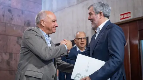 Saludo del presidente a Luis Campos, en una imagen difundida por el perfil de Fernando Clavijo.
