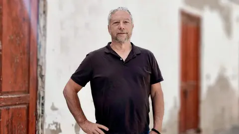 Manuel León vive en la Casa de los Cazadores desde hace más de  años.