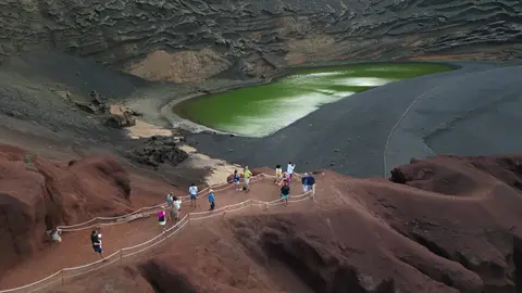 Turistas en El Charco Verde (Lanzarote). Fotograma del spot Turismo bien de Exceltur.