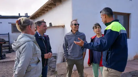 Alcalde y concejal de La Oliva en la Finca Biomilt de El Roque.