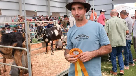 Juan Pedro Hernández, multicampeón del Ordeño Manual en Feaga.