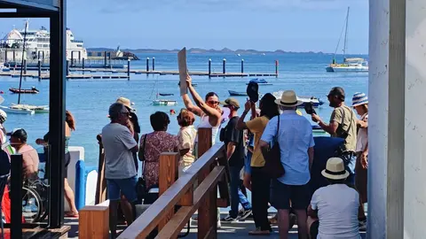 Concentración en Corralejo contra el turismo masivo, en octubre de 2024 | ©Fuerteventura Digital