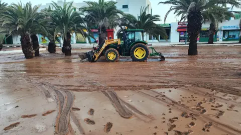 Calles anegadas en Lanzarote tras las lluvias, en una imagen del Cabildo conejero.