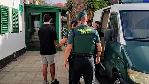 Imágenes de la Guardia Civil del detenido por robo con violencia en Morro Jable