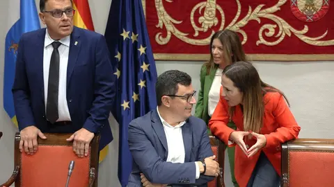 Los consejeros Manuel Miranda y Pablo Rodríguez, en comisión con dos diputadas de ls oposición, Patricia Hernández y Carmen Hernández.