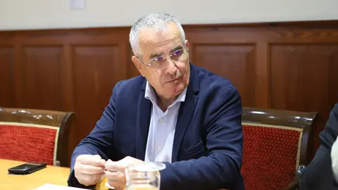 Mario Cabrera (grupo CCa), en la Mesa del Parlamento de Canarias.