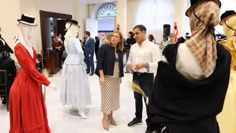 Exposición de vestimenta típica en el Parlamento