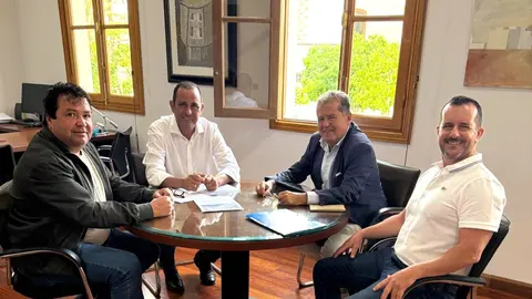 Reunión entre el vicepresidente del Cabildo y la Junta de Compensación de La Lajita 2000.