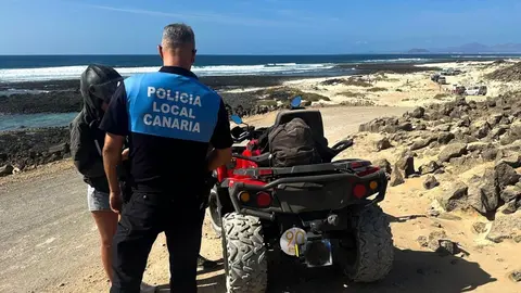 La Unidad de Medio Ambiente de la Policía Local de La Oliva intercepata al conductor de un quad.