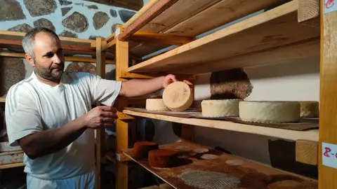 El maestro quesero Óscar Perdomo, en la Quesería Río Cabras.