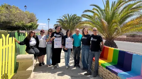 Mobiliario arcoíris en Tefía, por el Orgullo LGTBIQ+.