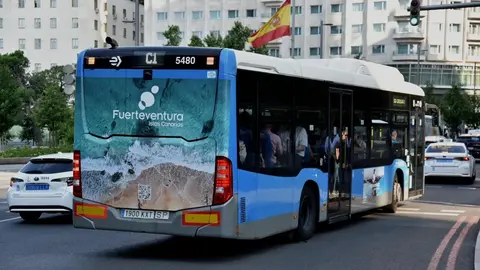 Guaguas en Madrid con la imagen turística de Fuerteventura.