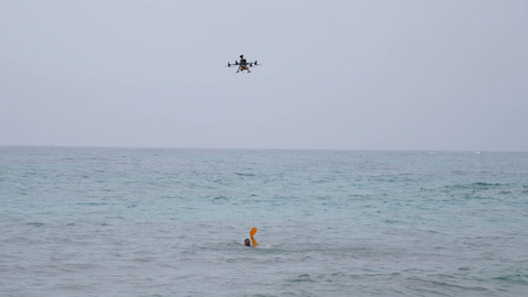 Simulacro de rescate con dron en las Grandes Playas de Corralejo.