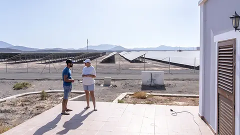 Parque Solar El Charco, junto a las viviendas de los vecinos de Tuineje | Imagen: Arnán Martel.