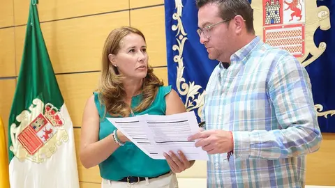 Lola García y Adargoma Hernández en el Cabildo.