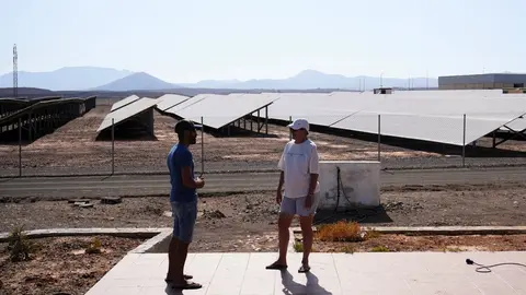 Vecinos de Llanos de La Higuera, con un parque solar junto a sus viviendas.