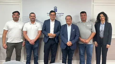 El consejero Pablo Rodríguez (centro), con los propietarios de La Lajita 2000.