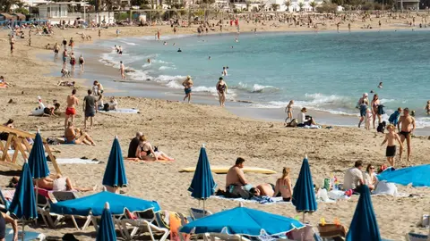 Turistas en la playa. Créditos de imagen Daria Agafonova en Pexels