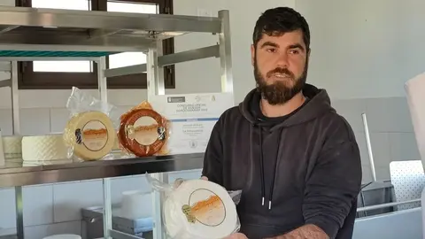 Héctor Cabrera González, en su quesería de La Ampuyenta. 2023