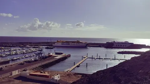 Ferries de Fred Olsen y Armas en el Muelle de Morro Jable.
