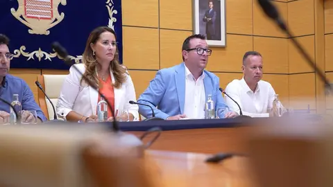Lola García y Adargoma Hernández, en rueda de prensa anunciando el fin de la emergencia hídrica.